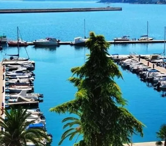 Jetties & Moorings * Kavala